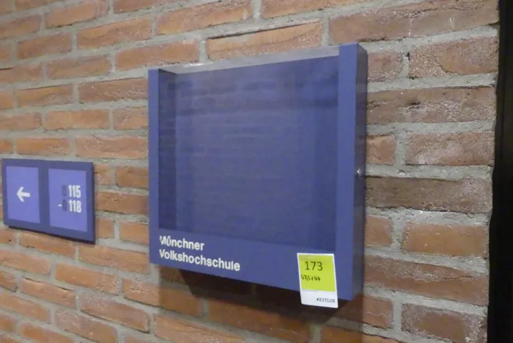 Wand-Inforahmen mit Acrylabdeckung, blau, Aufdruck „Münchner Volkshochschule” Maße in cm ca. 47,5 x 44